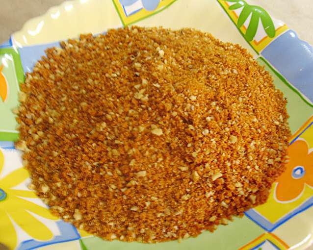 Карамельный медовик с клубникой