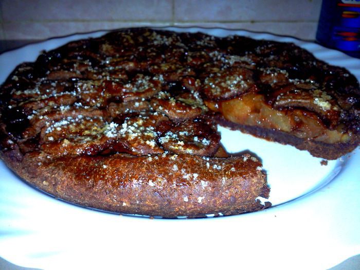 Шоколадный пирог с яблоками