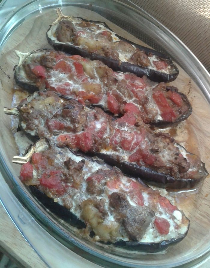 Баклажаны, фаршированные куриной печенью и помидорами
