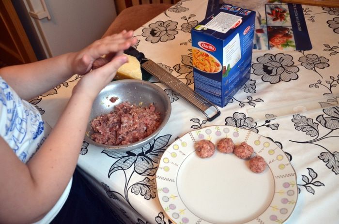 Фарфалле с рагу из фрикаделек