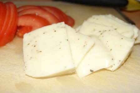 Лепешки из творожного теста с помидором и моцареллой