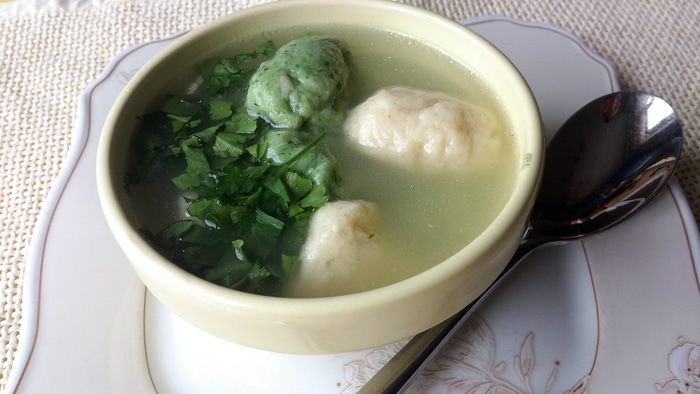 Куриный суп с цветными клецками