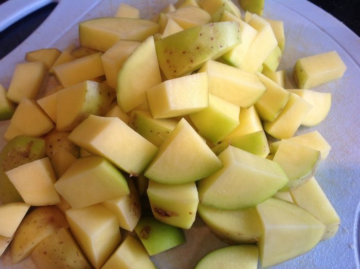 Яичница и запеченный картофель с беконом и ароматными травами