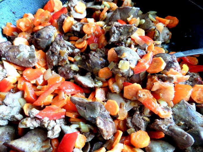 Печень в горшочке в сметанно-томатном соусе с овощами