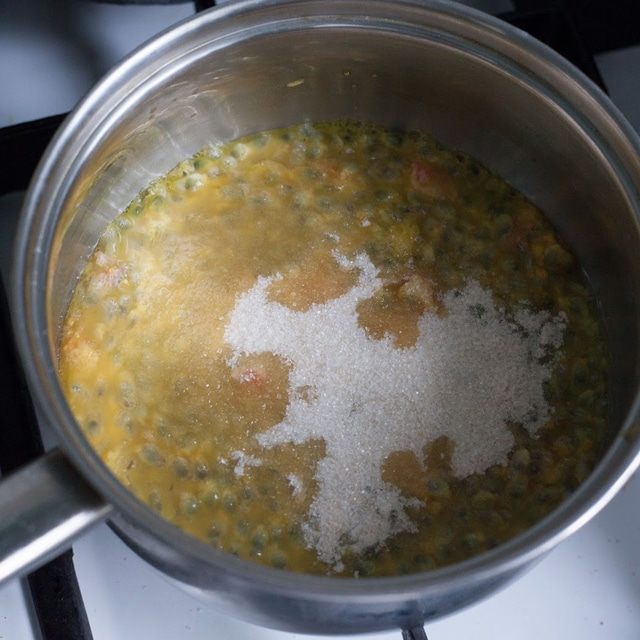Тапиока с соусом из маракуйи