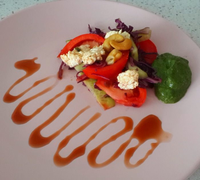 Салат с сыром и зеленым соусом