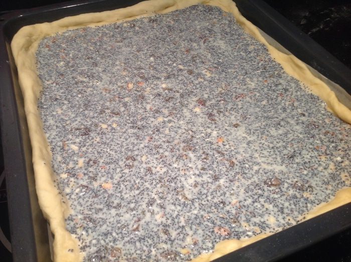 Сливовый пирог с маковой начинкой