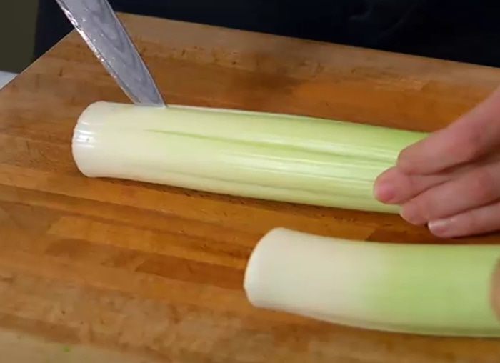 Запеченный порей с яйцами и шнитт-луком 