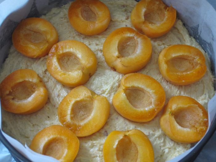 Пирог с фундуком и абрикосами