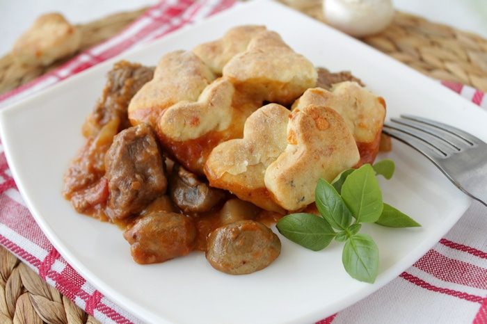 Мясо с грибами и сырными сконами