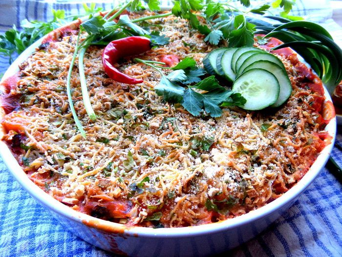 Баварские колбаски с итальянской пастой под сырным штрейзелем