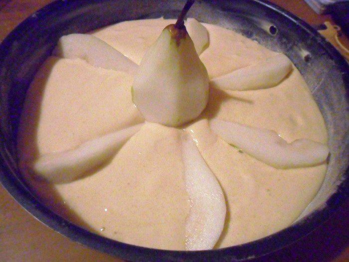 Бисквитный пирог с грушами