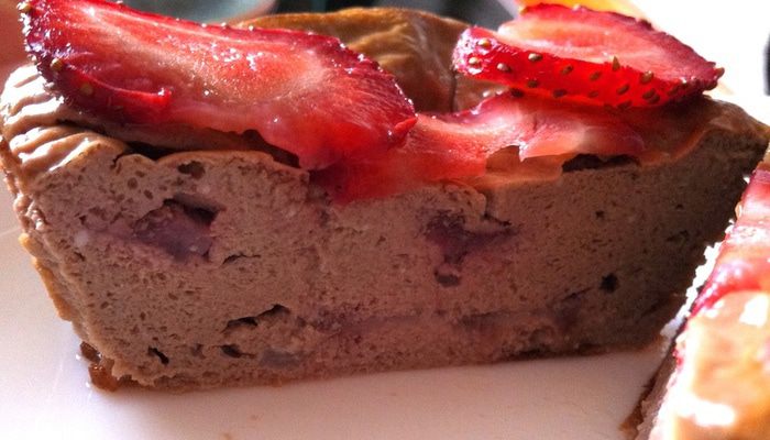 Шоколадный чизкейк с клубникой