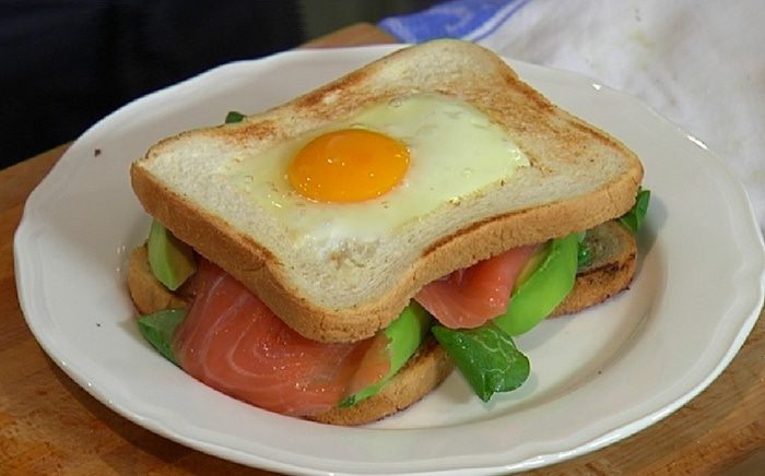 Сэндвич с яйцом, семгой и авокадо 