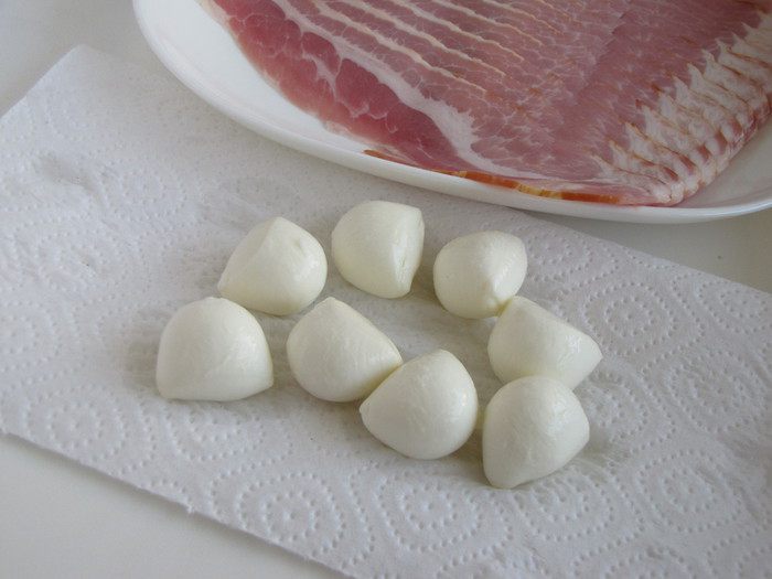 Финики с сыром и беконом