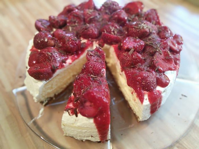 Кремовый чизкейк с клубничным соусом