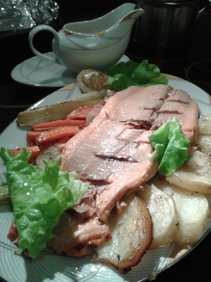 Форель на &amp;quot;подушке&amp;quot; из овощей с ореховым соусом