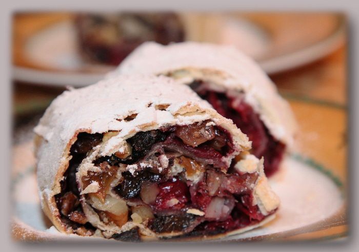 Штрудель из вытяжного теста с вишнями