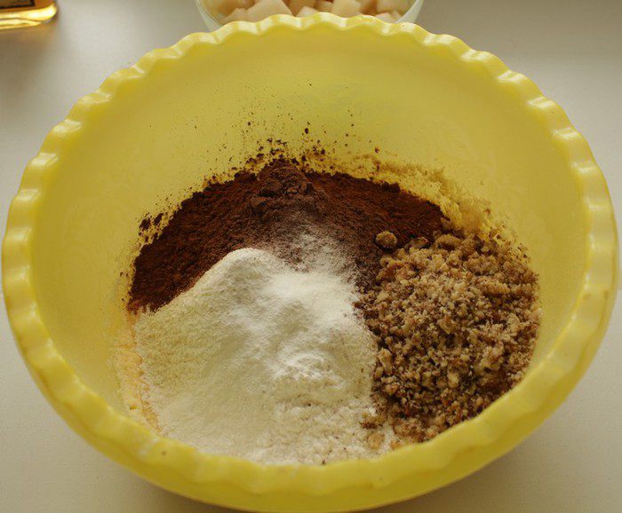 Шоколадный пирог с грушами и орехами