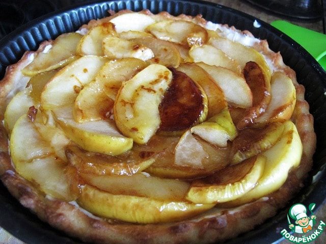 Яблочный омлетный пирог
