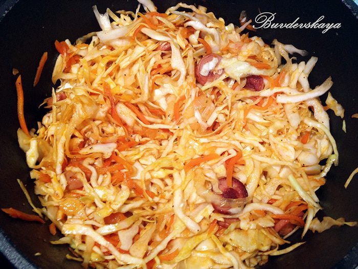 Капустная солянка с сосисками