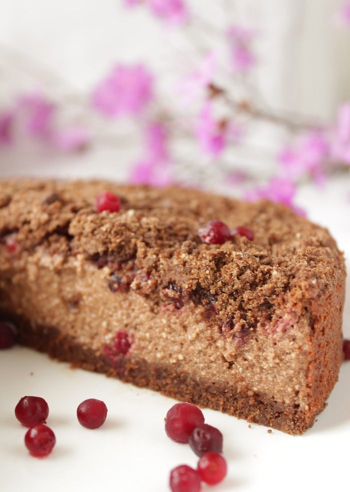 Шоколадно-творожный пирог с брусникой