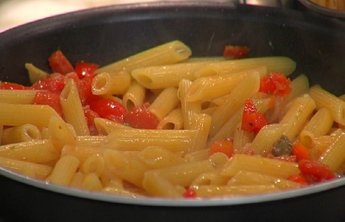 Пенне с острыми колбасками и сладким перцем 