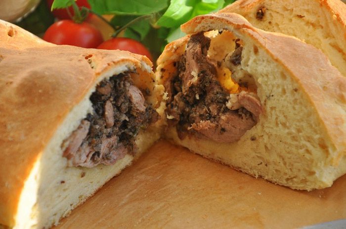 Тосканский пресный хлеб с рулетом из ягнятины 