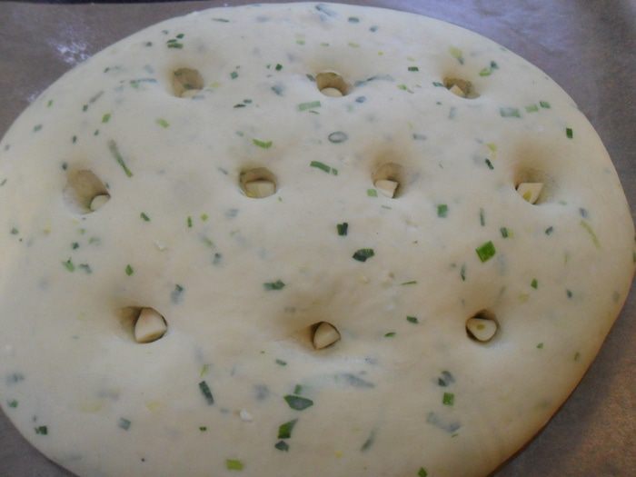 Фокачча с зеленью и чесноком