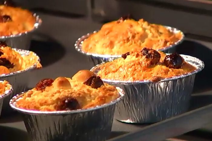 Маффины с белым шоколадом, макадамией и вишней 