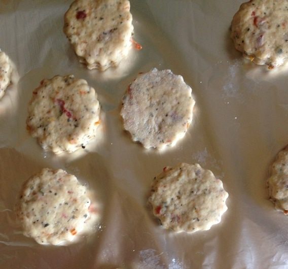 Печенье с вялеными помидорами и базиликом