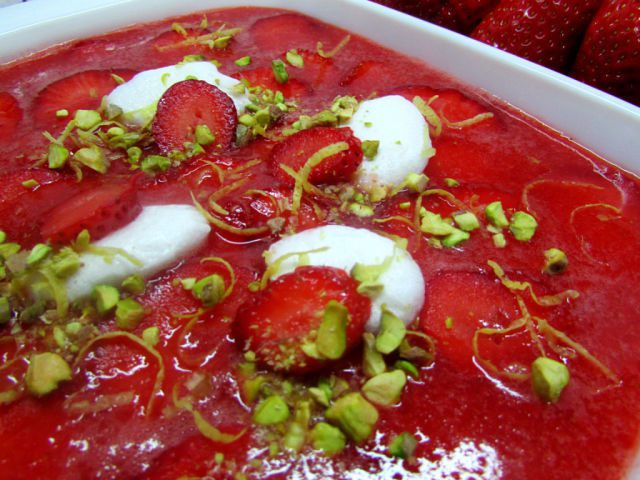 Клубнично-лимонный холодный суп с нежными клецками