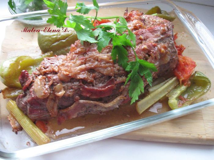 Запеченная говяжья вырезка с черносливом