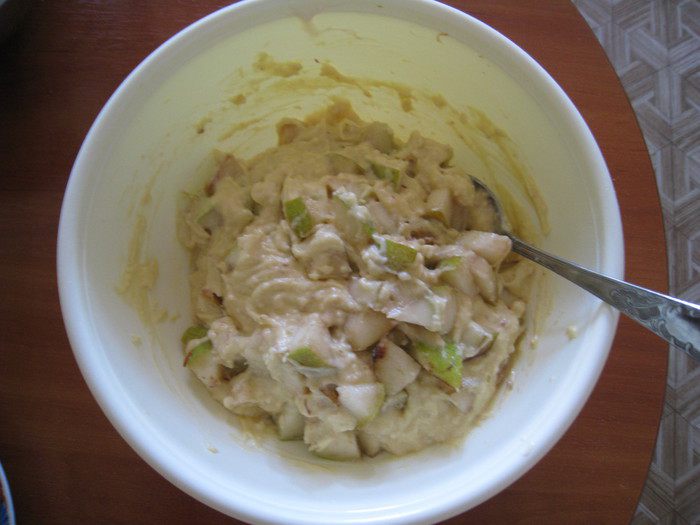 Грушевый пирог с орехами и шоколадом