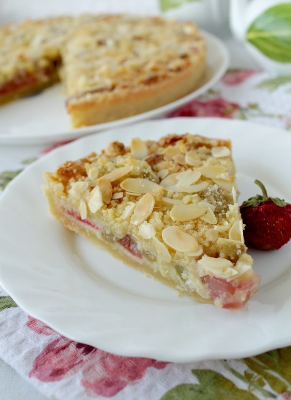 Тарт с ревенем и миндальным кремом