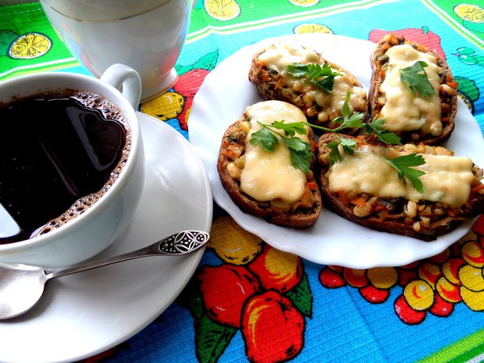 Бутерброды с овощной начинкой под сыром