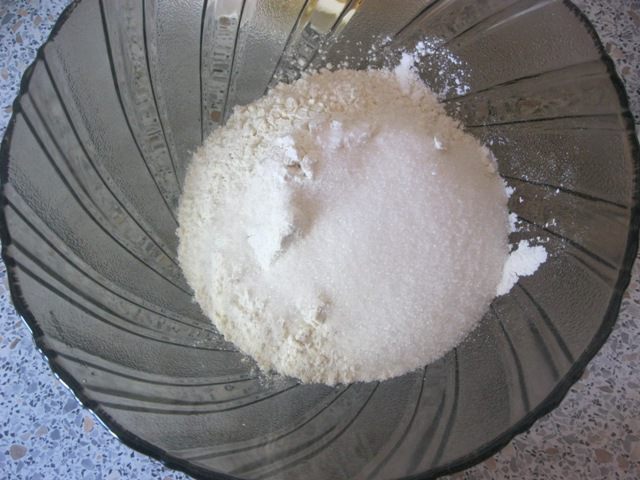 Песочный пирог с творогом и клубничным джемом