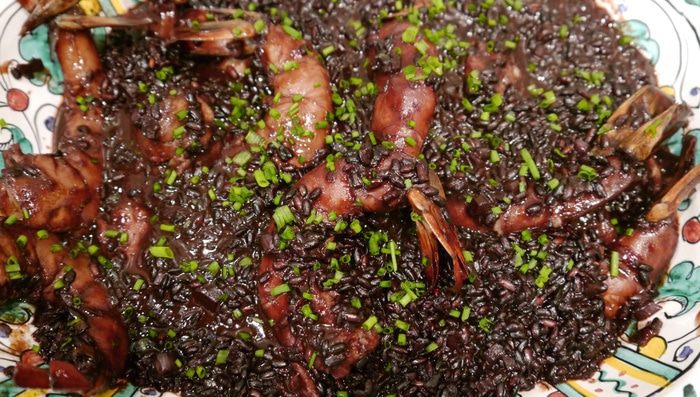 Черный рис с креветками