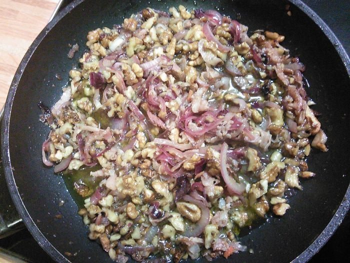 Салат с панированной грушей и ореховой заправкой 