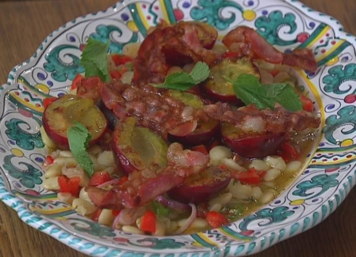 Салат из фасоли с беконом и сливами на гриле