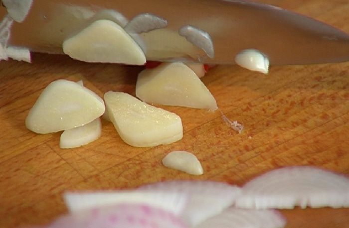 Пенне с острыми колбасками и сладким перцем 