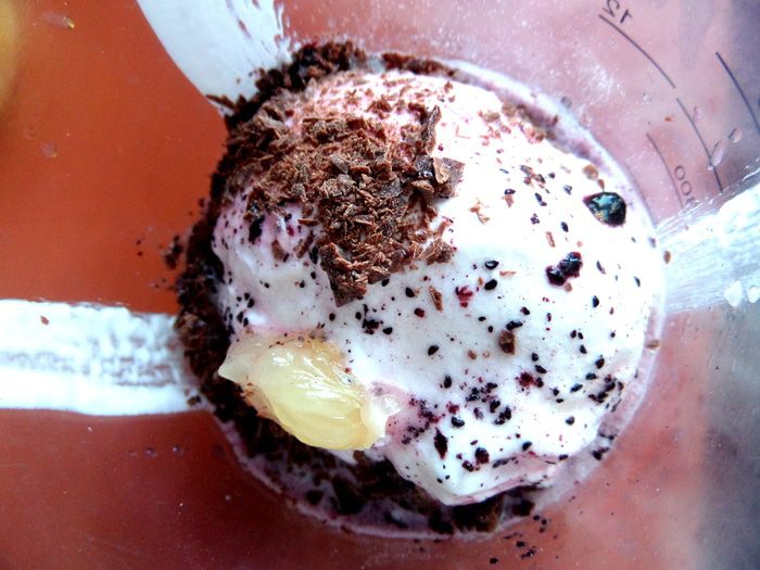 Прохладный коктейль из мороженого с черникой