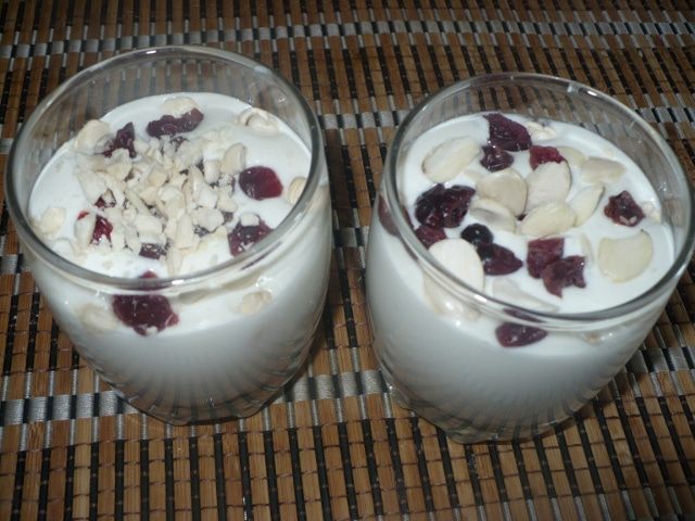 Творожный десерт с вяленой клюквой