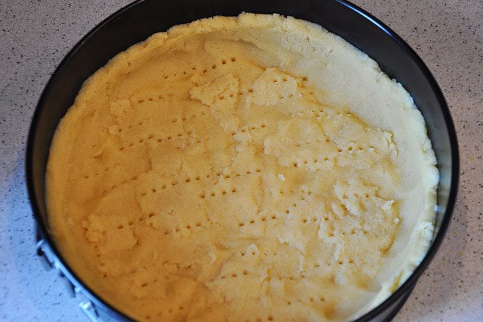 Яблочный тарт с миндальными лепестками