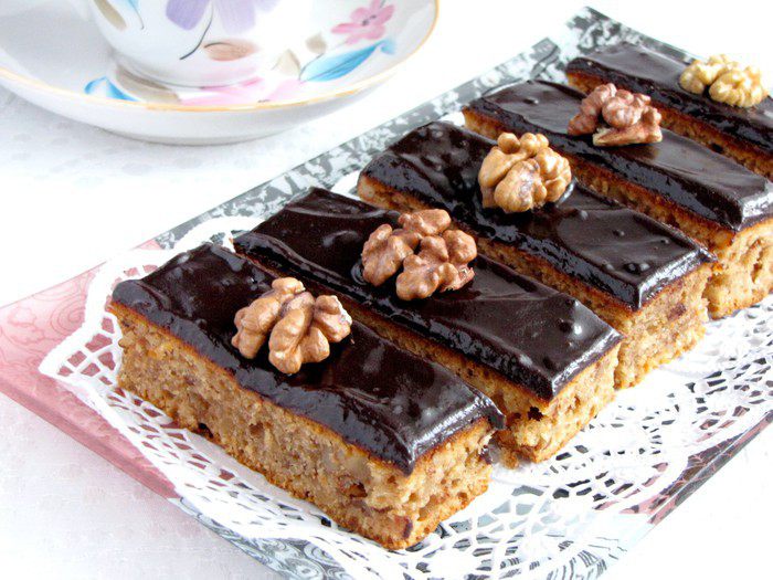 Чайный медовик с грецкими орехами