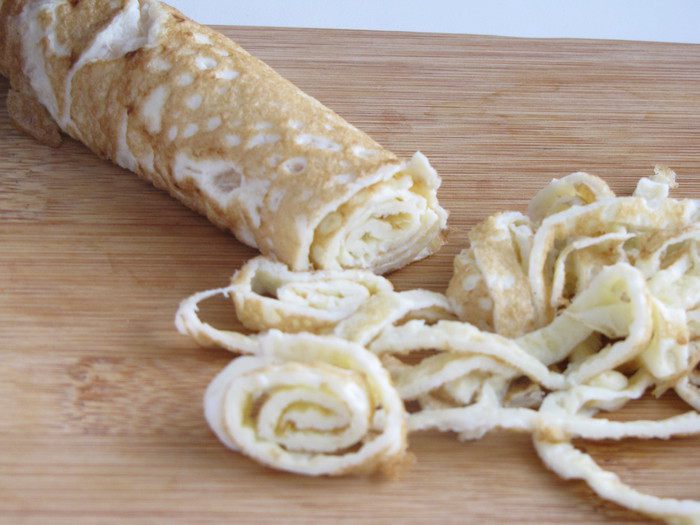 Японская лапша с овощами и омлетом