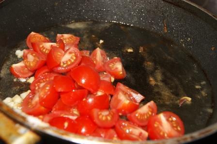 Лосось с соусом из томатов