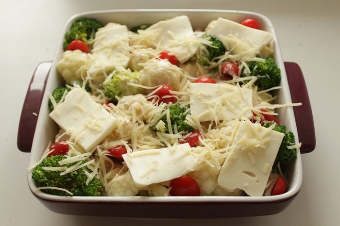 Запеканка с тефтелями, брокколи и цветной капустой