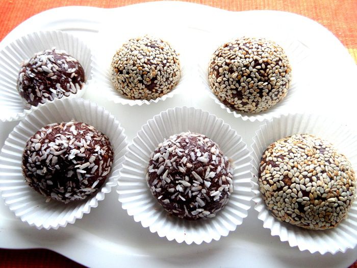 Шоколадные пирожные с фруктами