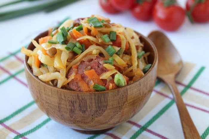 Капуста с чечевицей и колбасками